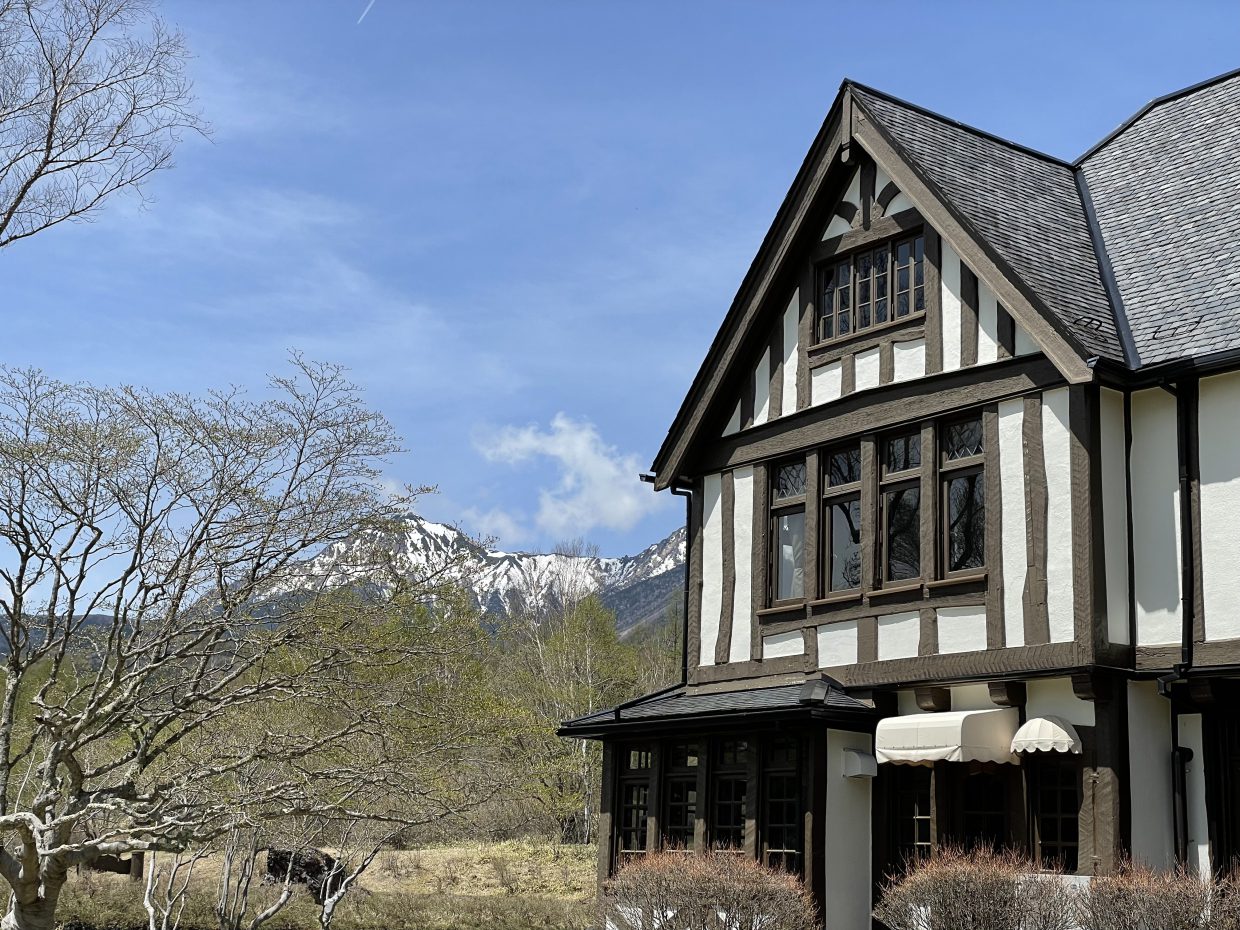 八ヶ岳ヒュッテと赤岳Yatsugatake Hutte and Akadake